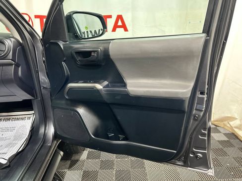 Used 2017 Toyota Tacoma SR5 w/ Tow Package AWD/4WD image 11
