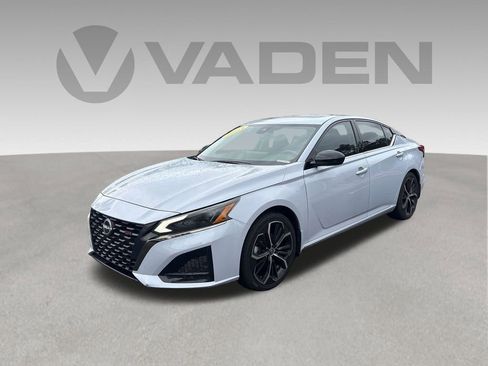 Certified 2023 Nissan Altima 2.5 SR w/ SR Premium Package FWD image 4