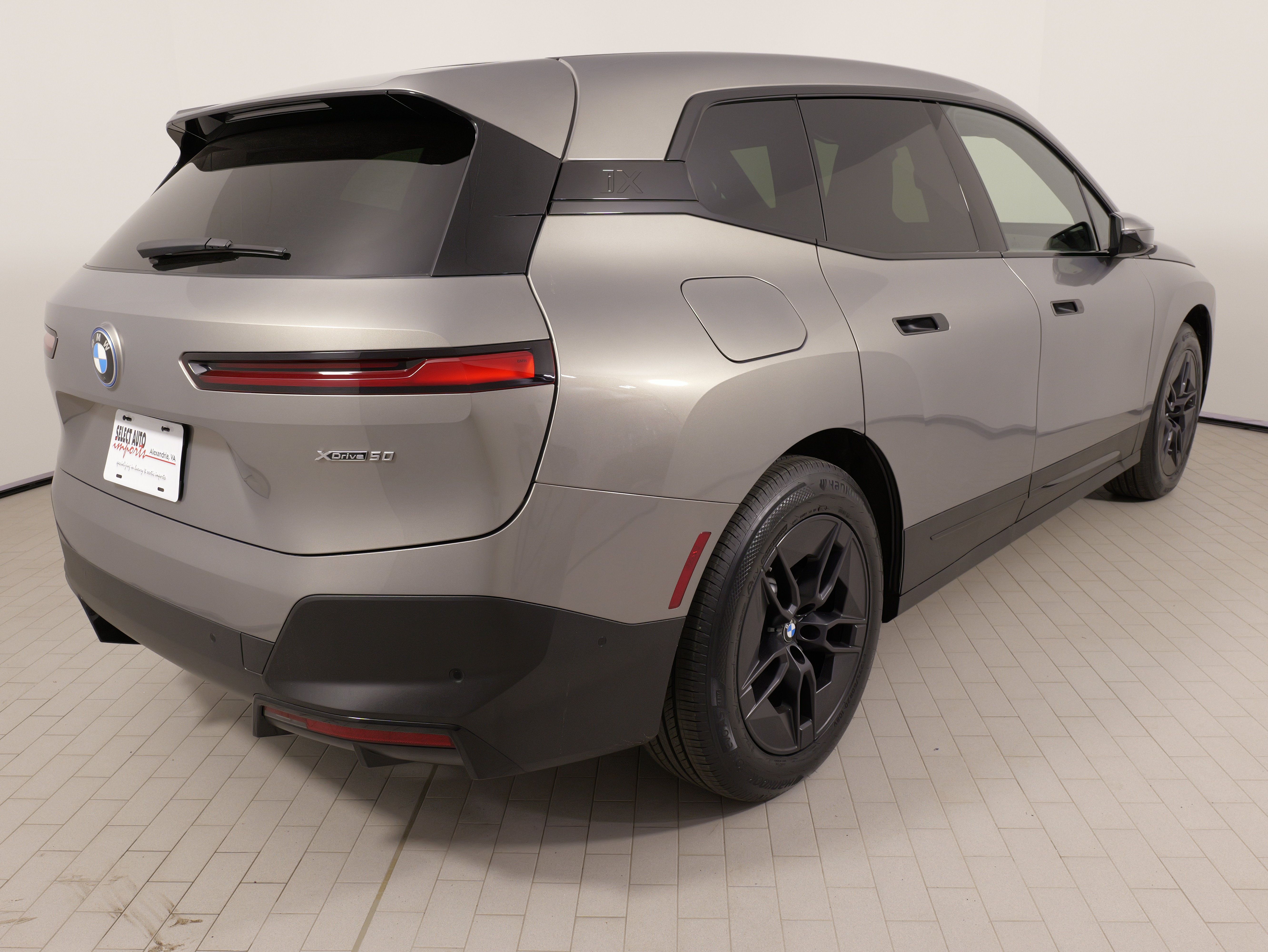 Used 2024 BMW iX xDrive50 AWD/4WD image 12
