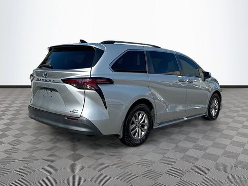 Used 2022 Toyota Sienna XLE AWD/4WD image 6