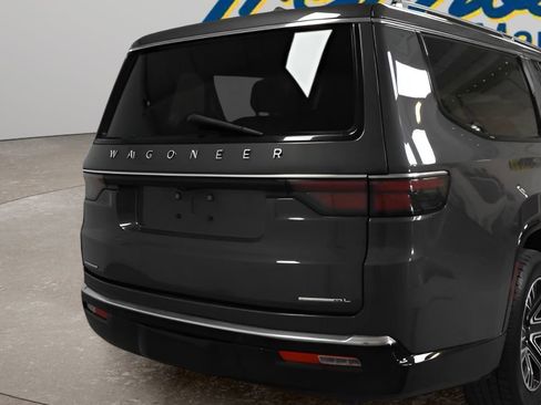 Used 2023 Jeep Wagoneer L Series II AWD/4WD image 3