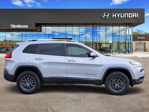 Used 2018 Jeep Cherokee Latitude Plus w/ Comfort/Convenience Group image 4
