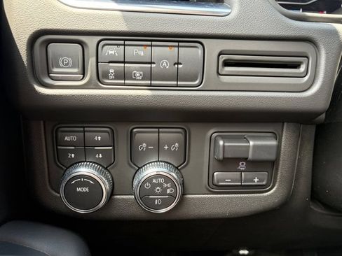 Used 2023 GMC Yukon SLT w/ SLT Premium Package AWD/4WD image 5