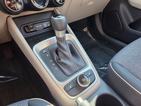 Used 2025 Hyundai Venue Limited image 22