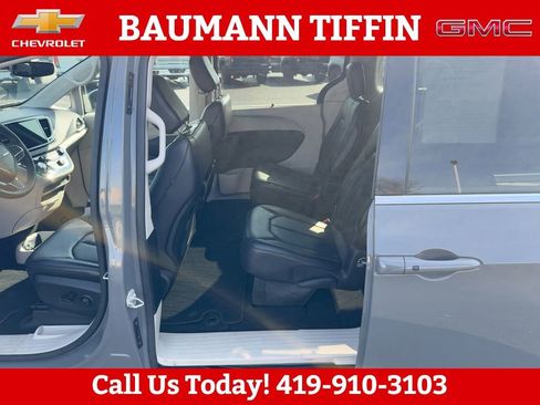 Used 2023 Chrysler Pacifica Touring-L FWD image 18
