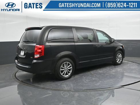 Used 2016 Dodge Grand Caravan SE image 2