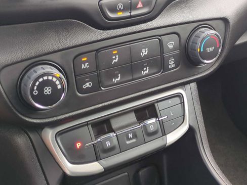Used 2024 GMC Terrain SLE FWD image 17