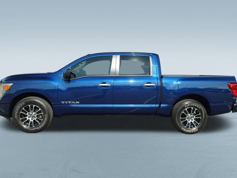 Used 2021 Nissan Titan SV w/ SV Convenience Package image 4