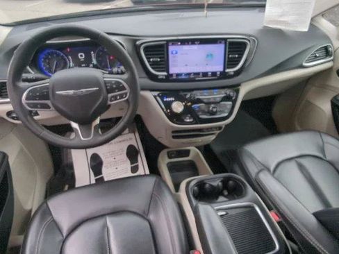 Certified 2023 Chrysler Pacifica Touring-L FWD image 16