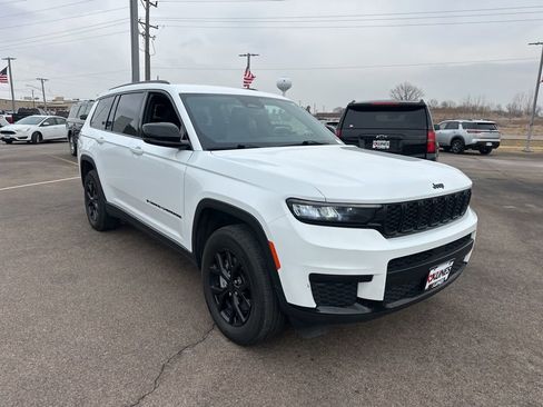 Used 2024 Jeep Grand Cherokee L Laredo image 2