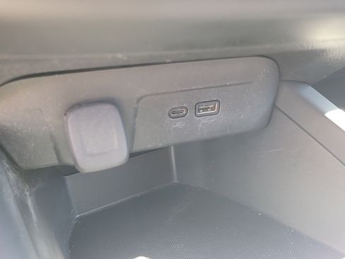 Used 2025 Chevrolet Trax RS FWD image 23