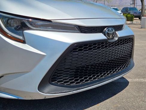 Used 2020 Toyota Corolla LE FWD image 2