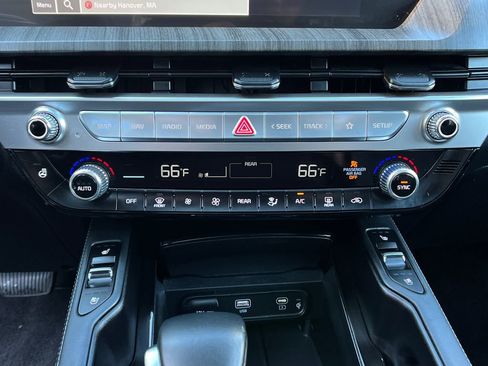 Used 2023 Kia Telluride EX w/ EX Captain's Chair Package image 17