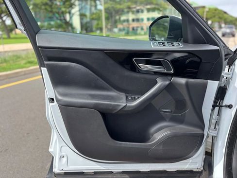 Used 2018 Jaguar F-PACE Premium image 12