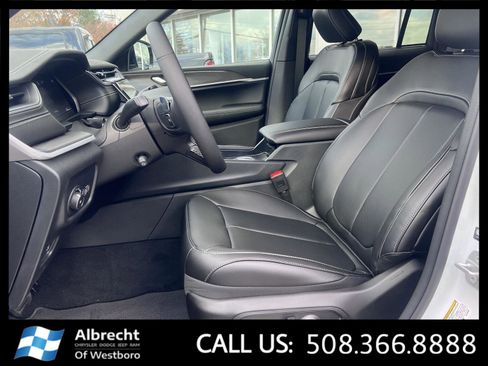 New 2025 Jeep Grand Cherokee Limited w/ Luxury Tech Group II image 10