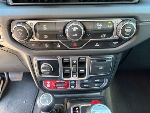 Used 2025 Jeep Wrangler Unlimited Rubicon AWD/4WD image 23