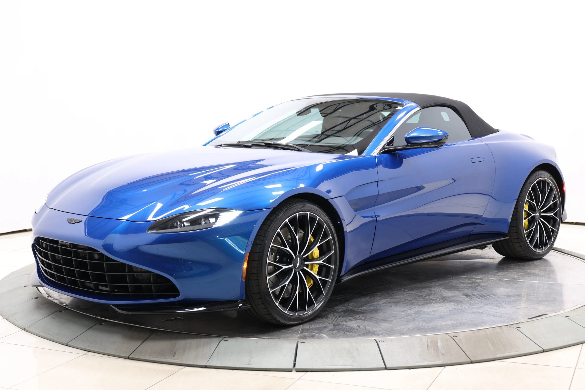 Used 2023 Aston Martin V8 Vantage Roadster RWD image 88