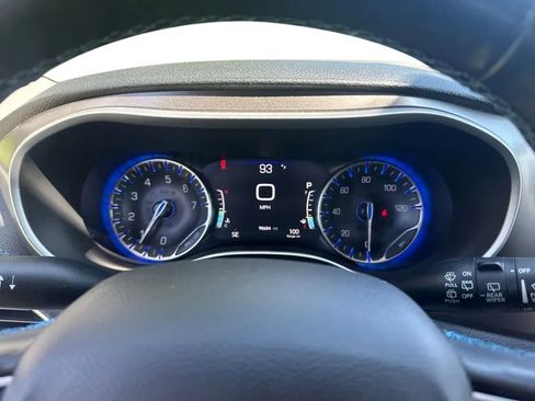 Used 2021 Chrysler Pacifica Touring-L FWD image 16
