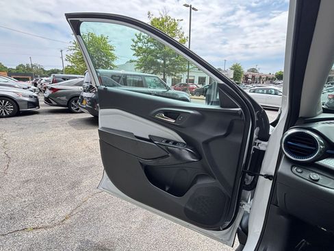 Used 2025 Chevrolet Trax LT FWD image 18