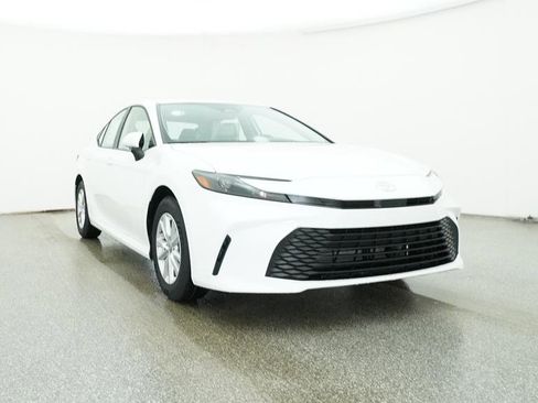 Used 2025 Toyota Camry LE image 31