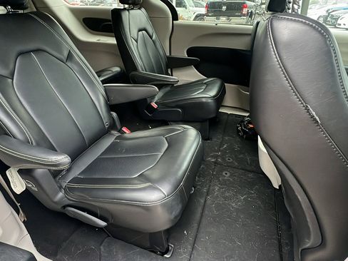 Used 2024 Chrysler Pacifica Touring-L image 20