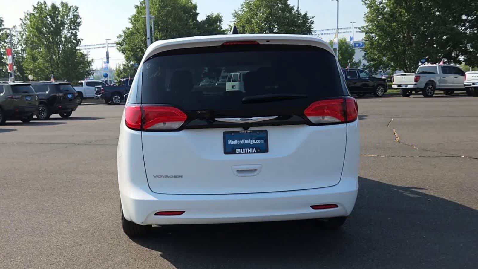 Used 2023 Chrysler Voyager LX FWD image 7