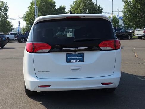 Used 2023 Chrysler Voyager LX FWD image 7
