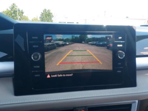 Certified 2025 Volkswagen Taos SE AWD/4WD image 14