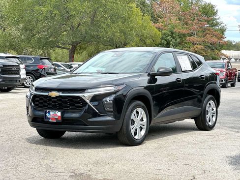 Used 2024 Chevrolet Trax LS w/ Driver Confidence Package FWD image 1