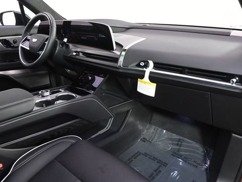 New 2027 Cadillac Vistiq Sport w/ LPO, Floor Liner Package AWD/4WD image 15