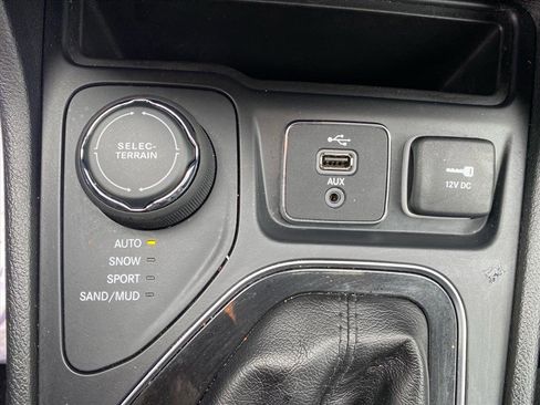 Used 2019 Jeep Cherokee Limited AWD/4WD image 13