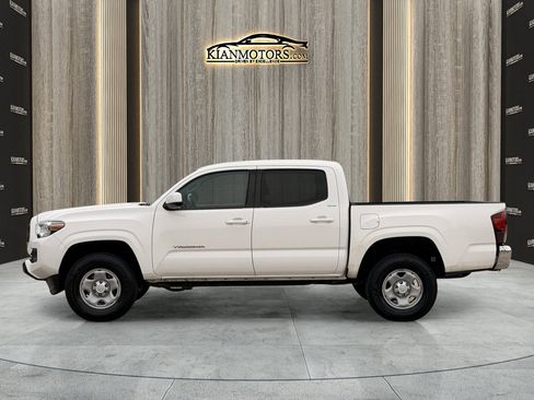 Used 2022 Toyota Tacoma SR5 RWD image 4