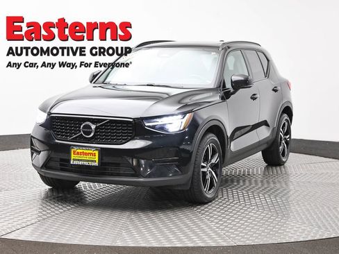 Used 2024 Volvo XC40 B5 Core AWD/4WD image 1