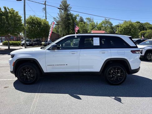 Used 2025 Jeep Grand Cherokee Altitude AWD/4WD image 9