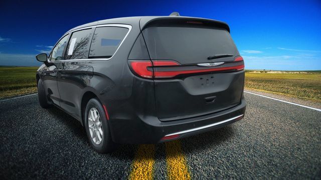 Used 2024 Chrysler Pacifica Touring-L FWD image 2