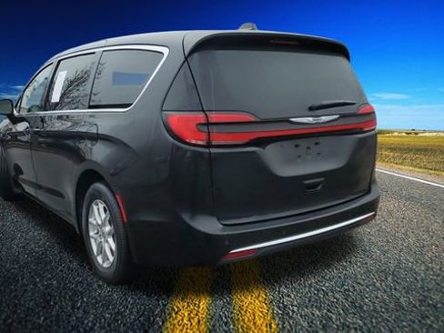 Certified 2024 Chrysler Pacifica Touring-L image 2