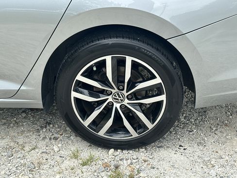 Used 2025 Volkswagen Jetta SE FWD image 19
