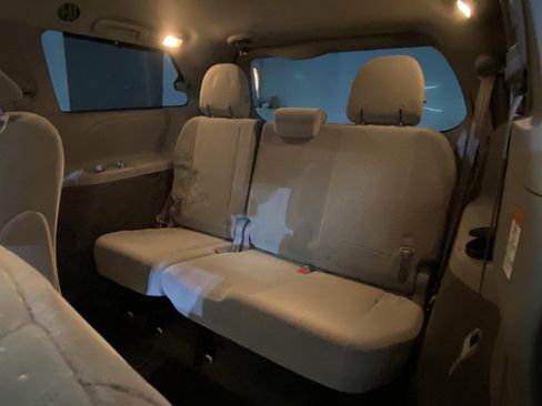 Used 2018 Toyota Sienna LE w/ Carpet Mat Package FWD image 19
