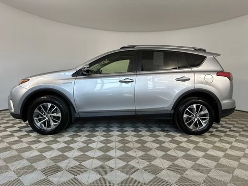 Used 2018 Toyota RAV4 XLE w/ Convenience Package AWD/4WD image 4