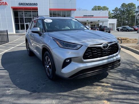 Used 2021 Toyota Highlander XLE image 2