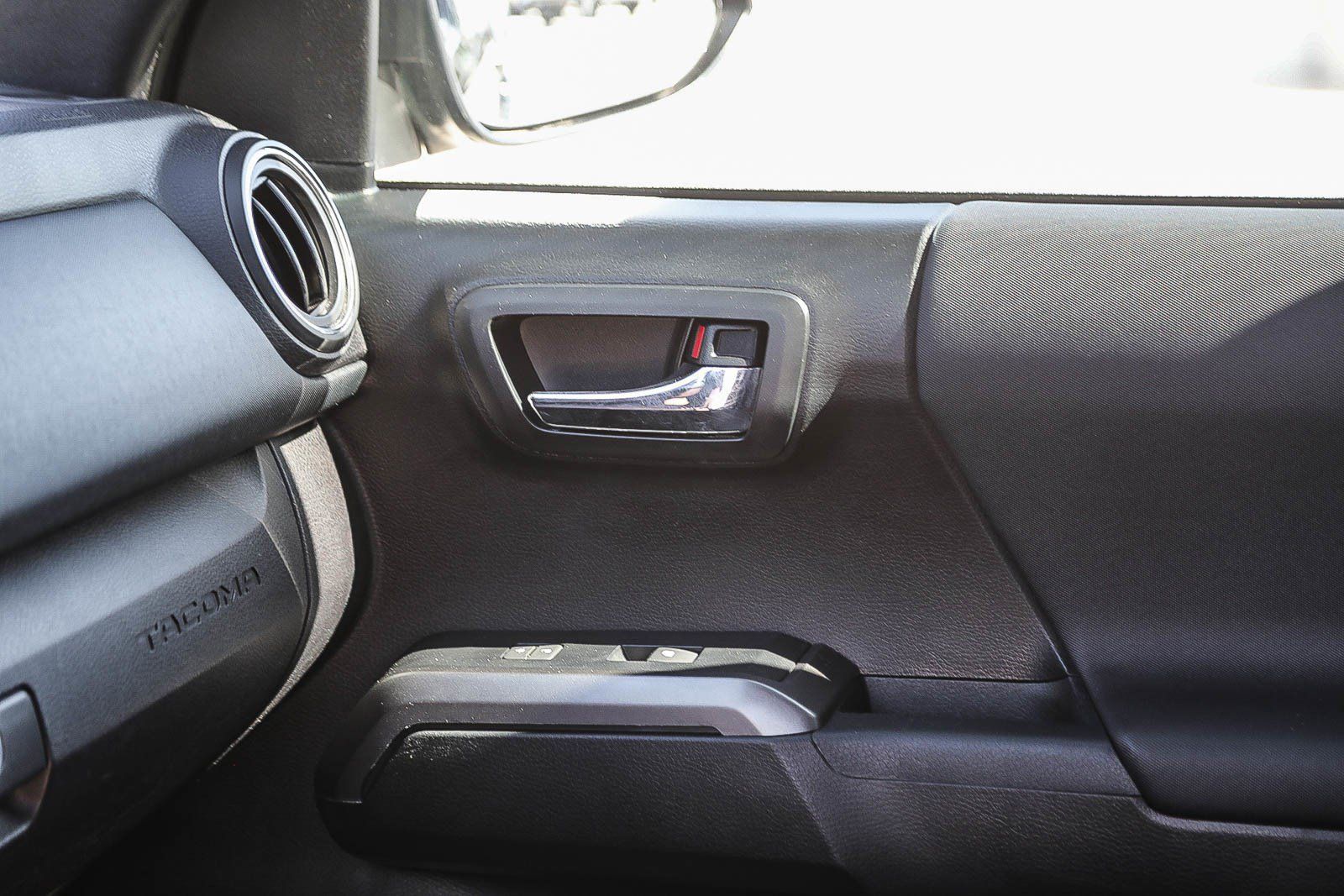 Used 2017 Toyota Tacoma TRD Sport AWD/4WD image 21