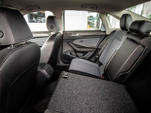Used 2025 Volkswagen Jetta SE FWD image 25