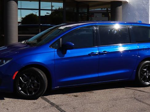 Used 2020 Chrysler Pacifica Touring w/ S Appearance Package FWD image 4