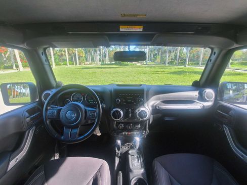 Used 2014 Jeep Wrangler Unlimited Rubicon w/ Connectivity Group AWD/4WD image 22