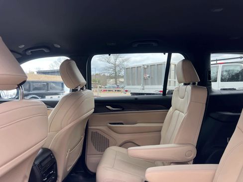 Used 2023 Jeep Grand Cherokee L Limited w/ Luxury Tech Group II AWD/4WD image 29