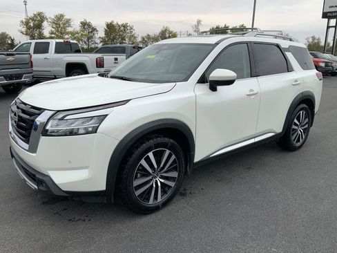 Used 2023 Nissan Pathfinder Platinum image 7