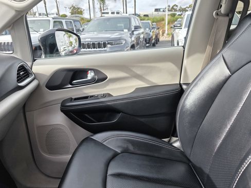 Certified 2024 Chrysler Pacifica Touring-L image 14