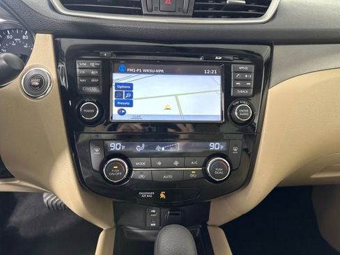 Used 2016 Nissan Rogue SV w/ SV Premium Package image 22