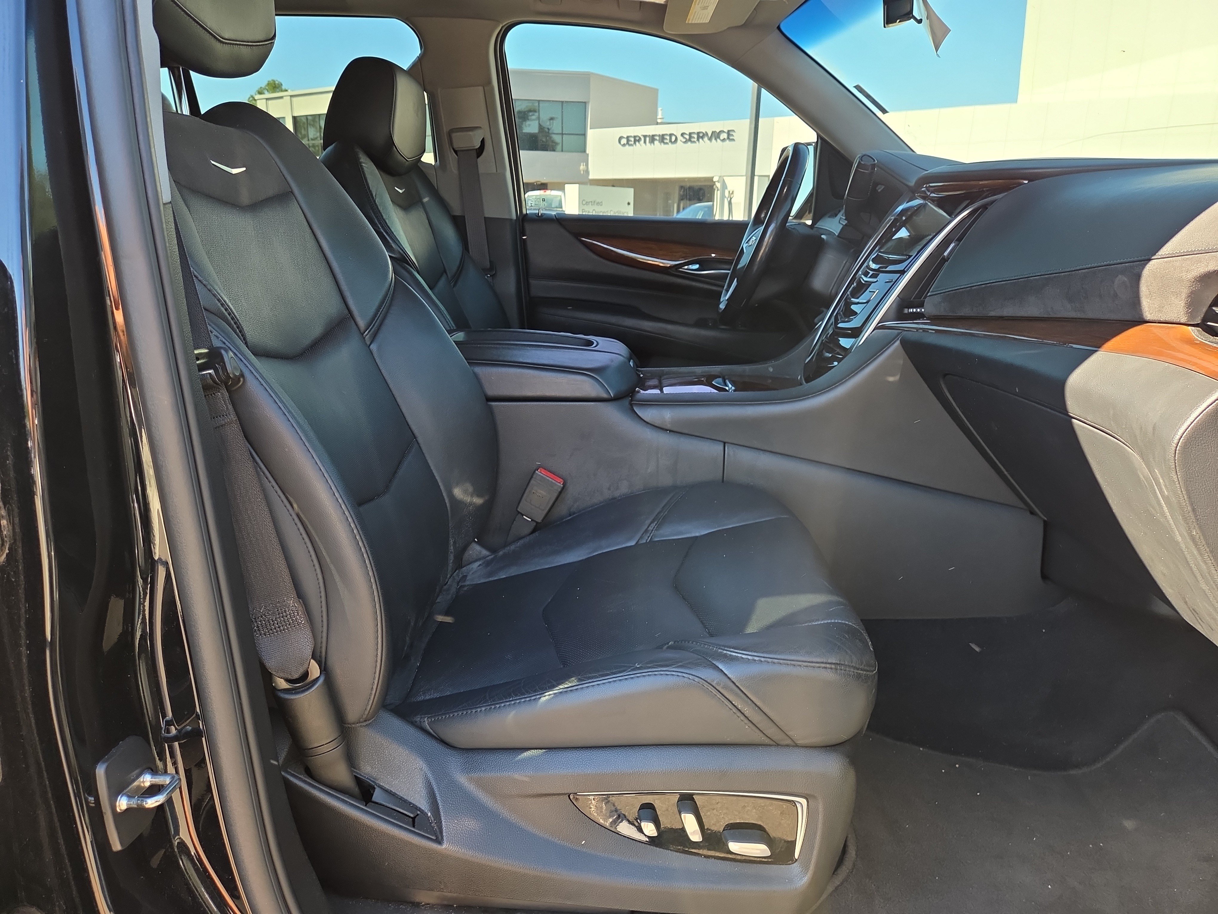 Used 2018 Cadillac Escalade Premium Luxury AWD/4WD image 17