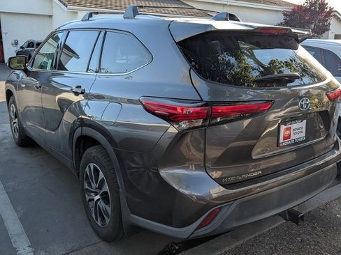 Used 2021 Toyota Highlander XLE AWD/4WD image 5